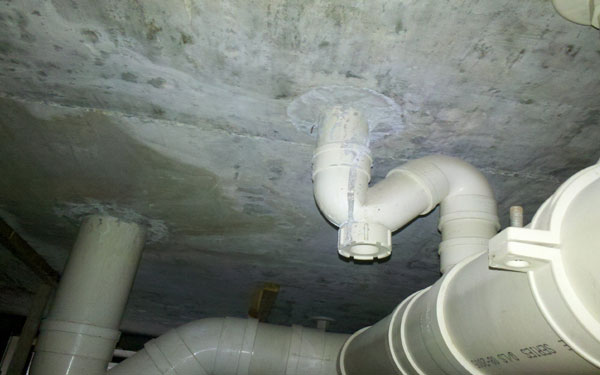 厕所漏水不砸地砖怎么处理？