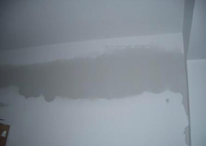 楼上卫生间天花板渗水开裂漏到楼下怎么办 楼上卫生间天花板渗水开裂漏到楼下怎么办