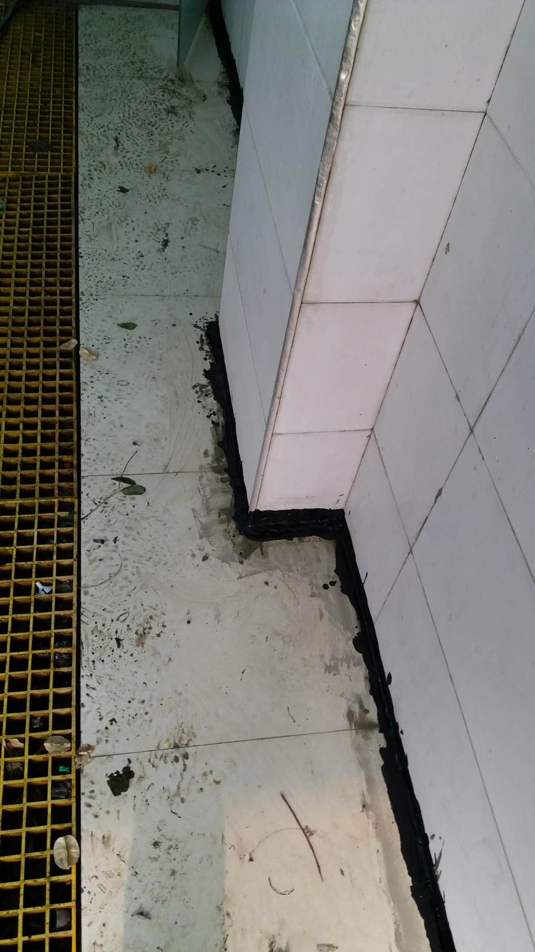 卫生间渗水到楼下一般如何处理