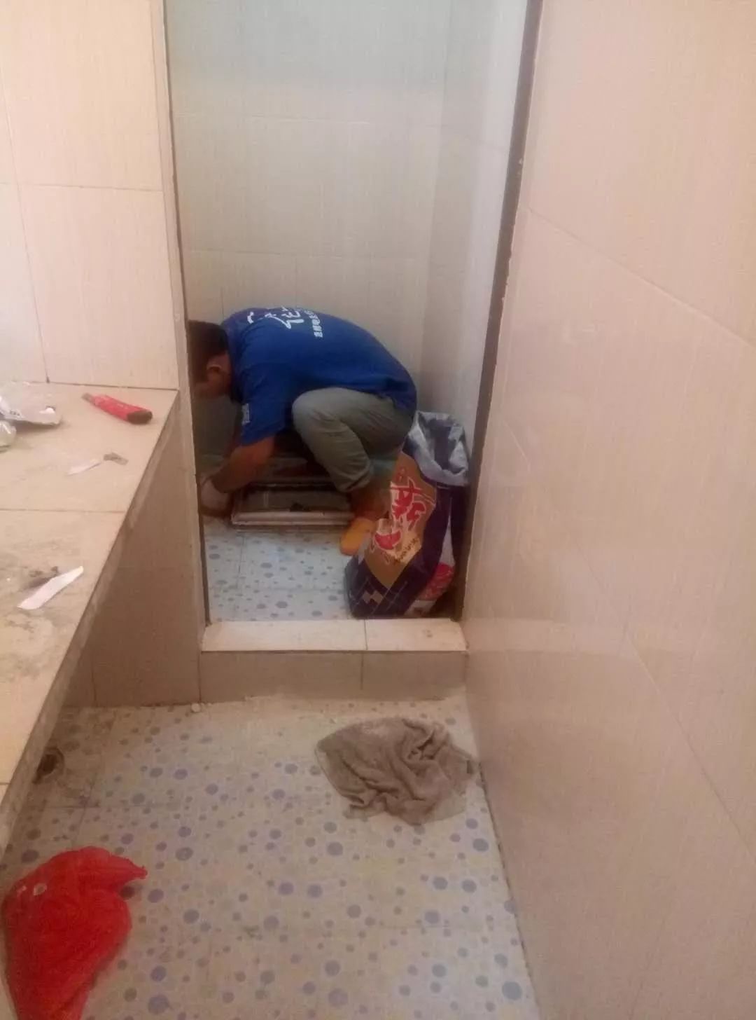 卫生间漏水不砸砖能解决吗